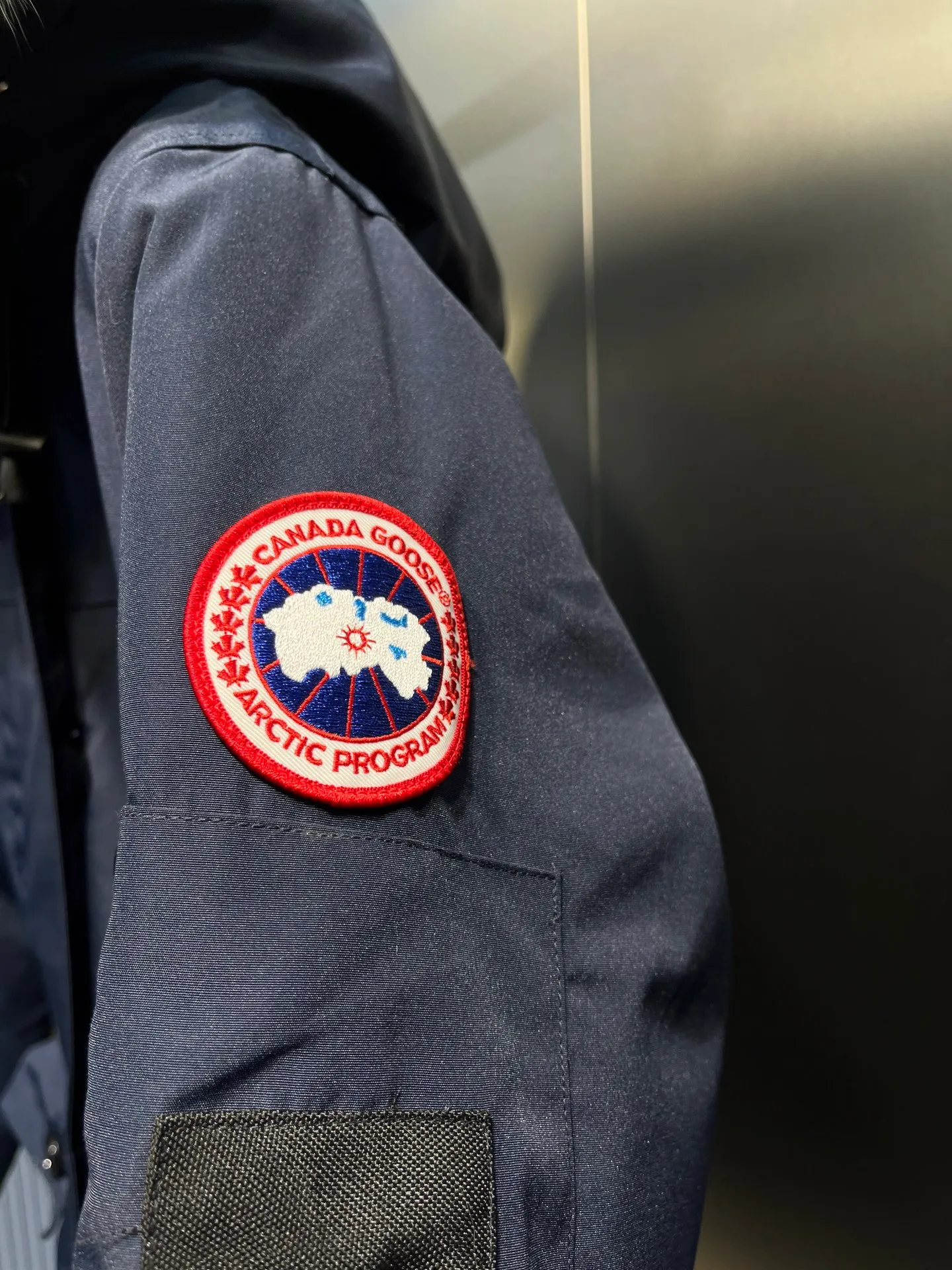 P840 Canada Goose Canada Goose #Expedition03 Parker, a treasure of Canadian origin! Limited supply worldwide! Canada Goose Model 03 is a top-notch couple model. The polar cold-proof outdoor series fur collar detachable hooded parka down jacket is the first Goose in 2024. I hope my friends will like it. Peak quality. I hope everyone can identify it together! The most popular cool items of the Big Goose family in 2024 are online. The same popular product of Yi Yang Qianxi is said to be a joint limited edition Big Goose that cannot be bought in autumn and winter. If you dislike the sameness of the Big Goose in the past, then this model will definitely give you a different experience! This year's most powerful couple's collection for autumn and winter is online, a top-notch luxurious ready-to-wear style, paired with an outdoor warm down jacket with great style and charm! The most standard and classic items of the Daye family in the past two years are equipped with unique reflective stripes for embellishment, which further shows the high-end fashion performance effect. With the embellishment of hardware buckles, it has excellent performance effect. The upper body is clean, simple and elegant, even for urban leisure. It is suitable for various occasions. Designed with large pockets, this model has a large capacity and is equipped with reflective stripes, making it safer at night. It is suitable for various adventure activities. It is made of windproof and waterproof technical materials. The interior is filled with full white duck down, which is absolutely cold-proof and warm. It also has a stand-up collar design and fine fluff at the collar, with meticulous attention to detail! The charm of this model is also more spiritual, and the upper body has more temperament and specifications. It perfectly shows the ultra-high standard of fashionable performance of this model, integrating outdoor and life, and you can even create high-street wear! The most pinnacle limited-edition goose that we have presented so far, both in terms of design and detailed materials, it is completely outstanding. The grand and evergreen version design is matched with cool reflective elements. The overall appearance can be said to be quite high, and it has that kind of powerful outdoor performance! It combines high-end casual attributes with high-street style. It is high-grade, domineering, warm, and beautiful. The visibility of the upper body is quite strong, and the configuration of the owl element is highly brand-recognizable. It fully complements the overall brand performance and visual effects, and also has the high-end sense of fashion and fashionable performance. It is a must-buy product because it is the most awesome down brand on the planet and one of Canada's three national treasure brands. It is also a sentimental down luxury brand. In the field of polar cold-proof clothing, Goose has made an irreplaceable contribution... Size: xs s m l xl